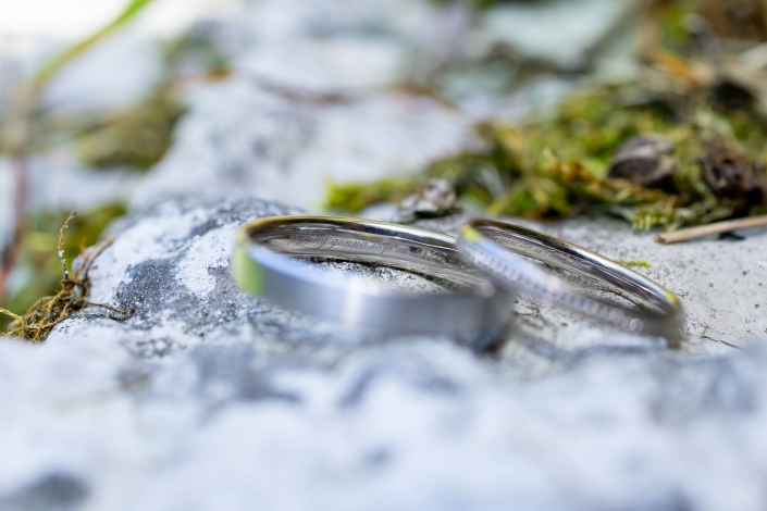 Für immer und ewig Zwei Ringe, die das Versprechen ewiger Liebe symbolisieren, ruhen auf moosbedecktem Stein fotografiert in Kranichfeld bei Erfurt mit der Canon EOS R5M2 & dem RF 35mm f1.8