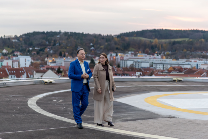 Ministerin Katharina Schenk in Arnstadt Ilm-Kreis Kliniken Am 12.11.2025 besuchte Ministerin Katharina Schenk die Ilm-Kreis Kliniken in Arnstadt hier zu sehen der Hubschrauberlandeplatz - Canon EOS R5M2 & RF 28-70mm f2.0 bei 65mm