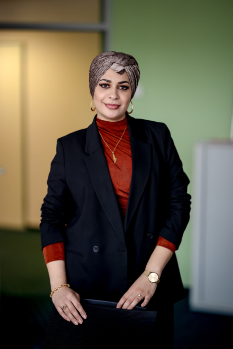 Professionelle Beraterin mit Kopfbedeckung Business Look Professionelles Porträt einer Beraterin mit Kopfbedeckung im schwarzen Sakko vor einem dezenten Büro-Hintergrund fotografiert in Thüringen