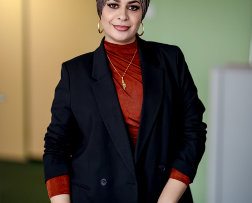 Professionelle Beraterin mit Kopfbedeckung Business Look Professionelles Porträt einer Beraterin mit Kopfbedeckung im schwarzen Sakko vor einem dezenten Büro-Hintergrund fotografiert in Thüringen