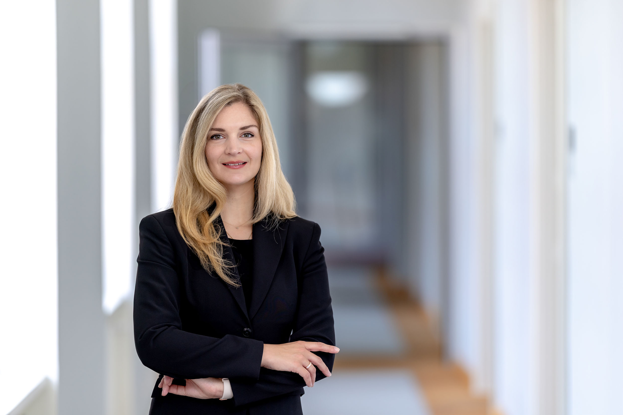 Portrait Milen Starke Staatssekretärin im Thüringer Ministeriums für Digitales und Infrastruktur (TMDI) Businessportrait von Milen Starke, Staatssekretärin im Thüringer Ministeriums für Digitales und Infrastruktur (TMDI) fotografiert in der Thüringer Staatskanzlei mit der Canon EOS R5MK II & dem RF 135mm f1.8