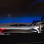Weißes Vinyl-Album auf einem Reloop RP 7000 MK2 Plattenspieler mit Ortofon Concorde Music Blue Tonabnehmer mit blauer Hintergrundbeleuchtung.