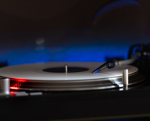 Weißes Vinyl-Album auf einem Reloop RP 7000 MK2 Plattenspieler mit Ortofon Concorde Music Blue Tonabnehmer mit blauer Hintergrundbeleuchtung.
