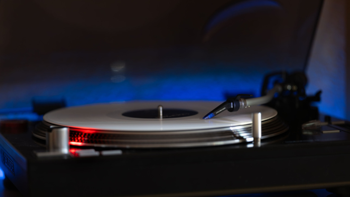 Weißes Vinyl in Blau Weißes Vinyl-Album auf einem Reloop RP 7000 MK2 Plattenspieler mit Ortofon Concorde Music Blue Tonabnehmer mit blauer Hintergrundbeleuchtung.