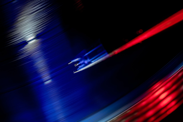 schallplatte – makro – nadel – blau Detailansicht des Tonabnehmers beim Abspielen einer blauen Schallplatte.