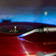 Nahaufnahme Ortofon Concorde Music System auf rotem Vinyl mit blauer Beleuchtung