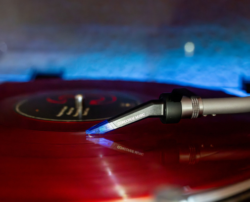Nahaufnahme Ortofon Concorde Music System auf rotem Vinyl mit blauer Beleuchtung