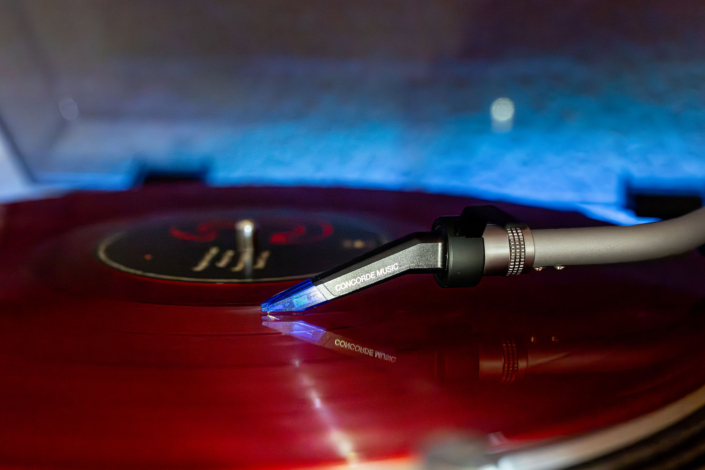 red Vinyl memento mori depeche mode Nahaufnahme Ortofon Concorde Music System auf rotem Vinyl mit blauer Beleuchtung