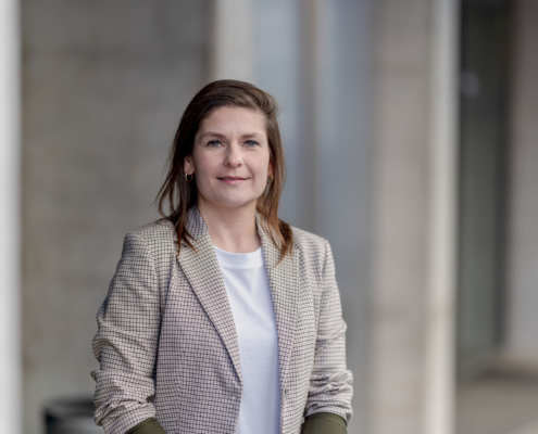 Authentische Businessfotografie für Frauen Hochwertiges Porträtfoto für Personal Branding und Webauftritte. Die dezente Lichtführung unterstreicht den seriösen und freundlichen Look des Business-Portraits.