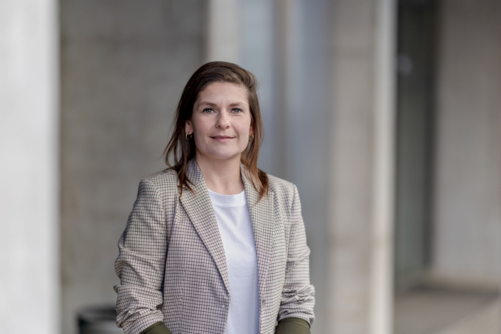 Authentische Businessfotografie für Frauen Hochwertiges Porträtfoto für Personal Branding und Webauftritte. Die dezente Lichtführung unterstreicht den seriösen und freundlichen Look des Business-Portraits.