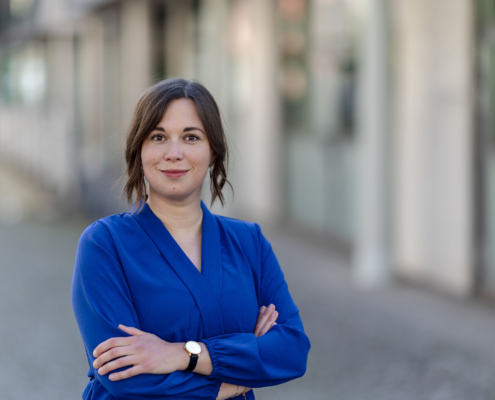 Authentisches Business-Portrait einer Frau in Erfurt bei Tageslicht fotografiert.