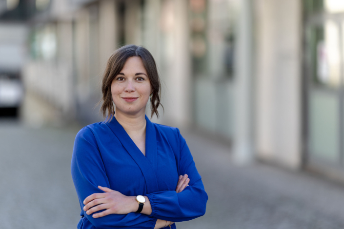 Authentisches Business Portrait bei Tageslicht Authentisches Business-Portrait einer Frau in Erfurt bei Tageslicht fotografiert.
