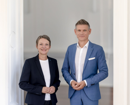 Businessportrait von Ulrike Sterzing & Marco Eberl ( Vorstände derEvangelischen Schulstiftung Mittelthüringen) fotografiert nur mit Tageslicht. Kamera: Canon EOS R5 Mark II & RF 85mm f1.2
