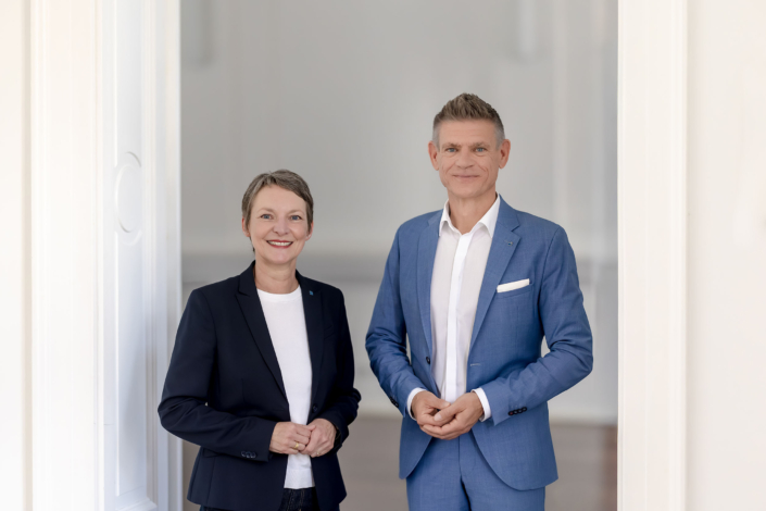 Ulrike Sterzing & Marco Eberl Businessportrait von Ulrike Sterzing & Marco Eberl ( Vorstände derEvangelischen Schulstiftung Mittelthüringen) fotografiert nur mit Tageslicht. Kamera: Canon EOS R5 Mark II & RF 85mm f1.2