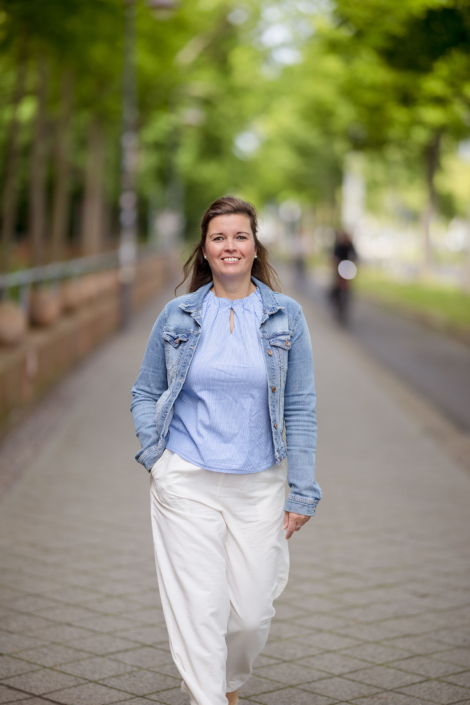 sehr lockeres Portrait – nahbarer Authentizität ein natürliches lockeres Portrait einer Frau fotografiert im gehen in Leipzig